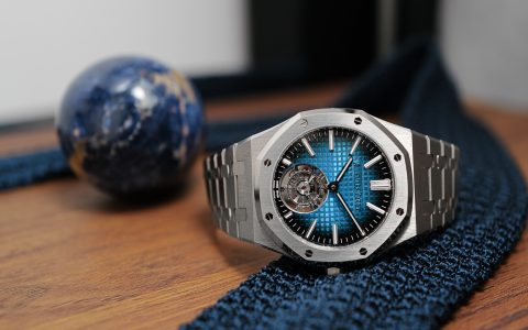 介紹AP Goes Titanium 在引人注目的新皇家橡樹飛行陀飛輪（現場圖片）