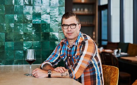 四位+一位廚師休·艾奇遜(Hugh Acheson)佩戴的是廉價手表——而非廉價手表。是的，有區(qū)別