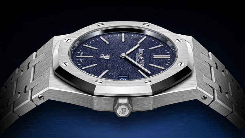 隆重推出我們現(xiàn)在擁有的白金AP皇家橡樹16202巨型腕表 – 看看那個(gè)粒紋表盤
