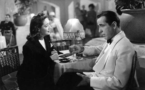 觀看電影Humphrey Bogart向我們展示了如何在“卡薩布蘭卡”中佩戴手表