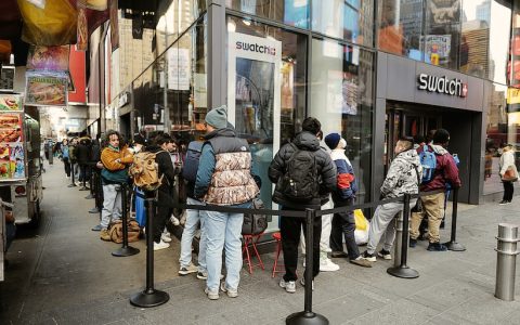 斯沃琪集團：售出100萬塊MoonSwatch