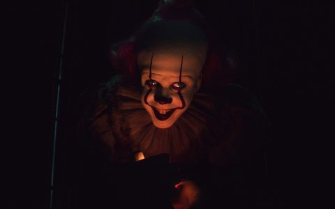 詹姆斯·麥卡沃伊(James McAvoy)佩戴勞力士日志型(Rolex Datejust)與“第二章”中的小丑Pennywise對戰