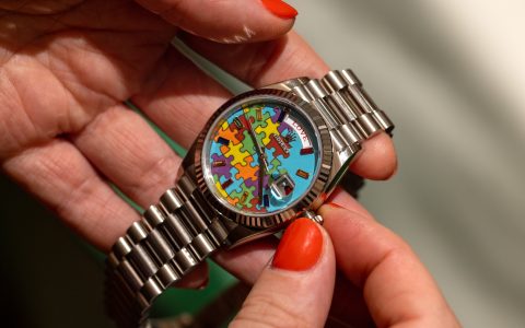 勞力士星期日歷型與石質(zhì)表盤、拼圖和表情符號