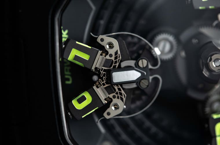 URWERK UR-120系列改換黑色造型詮釋創(chuàng)意衛(wèi)星轉(zhuǎn)頭顯時技術(shù)