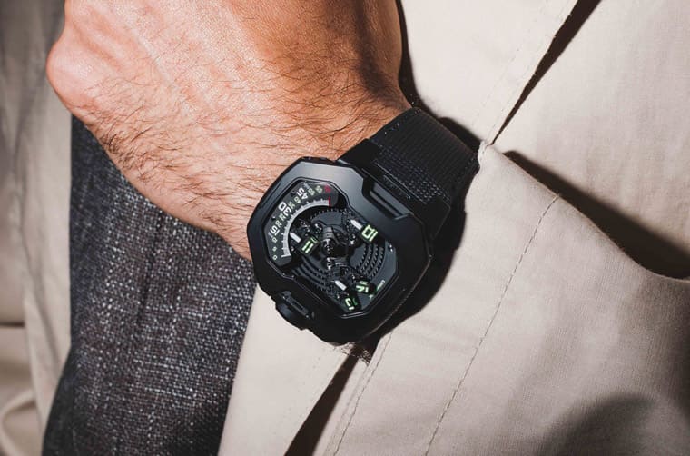 URWERK UR-120系列改換黑色造型詮釋創(chuàng)意衛(wèi)星轉(zhuǎn)頭顯時技術(shù)