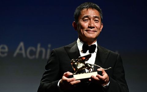 時(shí)尚大師Armani亞曼尼獲頒金獅獎(jiǎng)帶了一支簡潔俐落價(jià)格不貴的表
